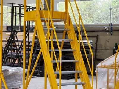 Escada Plataforma NR-12 MONTEEUSE Aço ou Alumínio - Atendimento total as NR-12 e NR-35, com acesso angulado, degraus galvanizados e antiderrapantes e Plataforma superior com guarda-corpos e rodapés. Acompanha ART de fabricação e é amplamente utilizada nas maiores indústrias do Brasil, com altíssima qualidade de fabricação, matéria-prima certificada e acabamento de superfície de alta qualidade - pintura eletrostática.