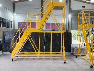 Escada Plataforma NR-12 MONTEEUSE Aço ou Alumínio - Atendimento total as NR-12 e NR-35, com acesso angulado, degraus galvanizados e antiderrapantes e Plataforma superior com guarda-corpos e rodapés. Acompanha ART de fabricação e é amplamente utilizada nas maiores indústrias do Brasil, com altíssima qualidade de fabricação, matéria-prima certificada e acabamento de superfície de alta qualidade - pintura eletrostática.