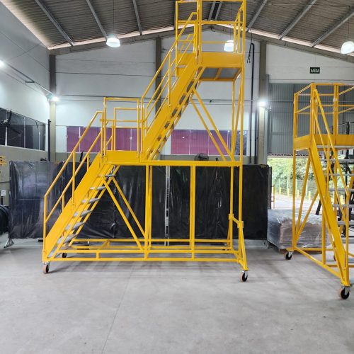 Escada Plataforma NR-12 MONTEEUSE Aço ou Alumínio - Atendimento total as NR-12 e NR-35, com acesso angulado, degraus galvanizados e antiderrapantes e Plataforma superior com guarda-corpos e rodapés. Acompanha ART de fabricação e é amplamente utilizada nas maiores indústrias do Brasil, com altíssima qualidade de fabricação, matéria-prima certificada e acabamento de superfície de alta qualidade - pintura eletrostática.