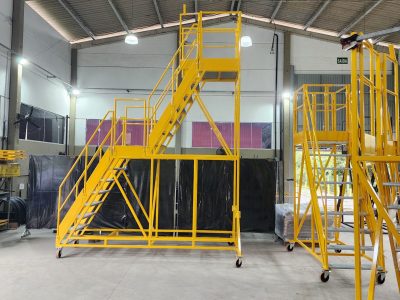 Escada Plataforma NR-12 MONTEEUSE Aço ou Alumínio - Atendimento total as NR-12 e NR-35, com acesso angulado, degraus galvanizados e antiderrapantes e Plataforma superior com guarda-corpos e rodapés. Acompanha ART de fabricação e é amplamente utilizada nas maiores indústrias do Brasil, com altíssima qualidade de fabricação, matéria-prima certificada e acabamento de superfície de alta qualidade - pintura eletrostática.