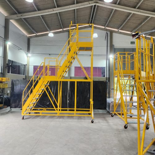 Escada Plataforma NR-12 MONTEEUSE Aço ou Alumínio - Atendimento total as NR-12 e NR-35, com acesso angulado, degraus galvanizados e antiderrapantes e Plataforma superior com guarda-corpos e rodapés. Acompanha ART de fabricação e é amplamente utilizada nas maiores indústrias do Brasil, com altíssima qualidade de fabricação, matéria-prima certificada e acabamento de superfície de alta qualidade - pintura eletrostática.