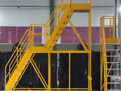 Escada Plataforma NR-12 MONTEEUSE Aço ou Alumínio - Atendimento total as NR-12 e NR-35, com acesso angulado, degraus galvanizados e antiderrapantes e Plataforma superior com guarda-corpos e rodapés. Acompanha ART de fabricação e é amplamente utilizada nas maiores indústrias do Brasil, com altíssima qualidade de fabricação, matéria-prima certificada e acabamento de superfície de alta qualidade - pintura eletrostática.