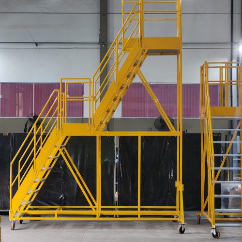 Escada Plataforma NR-12 MONTEEUSE Aço ou Alumínio - Atendimento total as NR-12 e NR-35, com acesso angulado, degraus galvanizados e antiderrapantes e Plataforma superior com guarda-corpos e rodapés. Acompanha ART de fabricação e é amplamente utilizada nas maiores indústrias do Brasil, com altíssima qualidade de fabricação, matéria-prima certificada e acabamento de superfície de alta qualidade - pintura eletrostática.