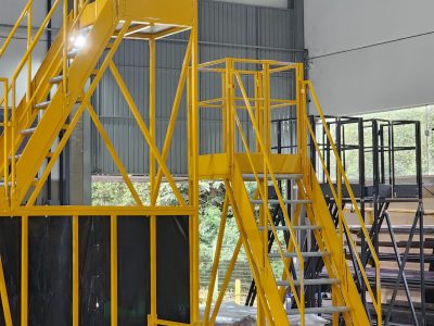 Escada Plataforma NR-12 MONTEEUSE Aço ou Alumínio - Atendimento total as NR-12 e NR-35, com acesso angulado, degraus galvanizados e antiderrapantes e Plataforma superior com guarda-corpos e rodapés. Acompanha ART de fabricação e é amplamente utilizada nas maiores indústrias do Brasil, com altíssima qualidade de fabricação, matéria-prima certificada e acabamento de superfície de alta qualidade - pintura eletrostática.