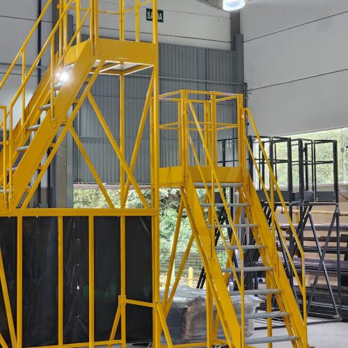 Escada Plataforma NR-12 MONTEEUSE Aço ou Alumínio - Atendimento total as NR-12 e NR-35, com acesso angulado, degraus galvanizados e antiderrapantes e Plataforma superior com guarda-corpos e rodapés. Acompanha ART de fabricação e é amplamente utilizada nas maiores indústrias do Brasil, com altíssima qualidade de fabricação, matéria-prima certificada e acabamento de superfície de alta qualidade - pintura eletrostática.