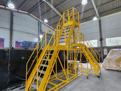 Escada Plataforma NR-12 MONTEEUSE Aço ou Alumínio - Atendimento total as NR-12 e NR-35, com acesso angulado, degraus galvanizados e antiderrapantes e Plataforma superior com guarda-corpos e rodapés. Acompanha ART de fabricação e é amplamente utilizada nas maiores indústrias do Brasil, com altíssima qualidade de fabricação, matéria-prima certificada e acabamento de superfície de alta qualidade - pintura eletrostática.