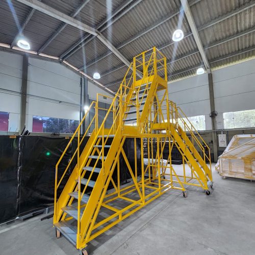 Escada Plataforma NR-12 MONTEEUSE Aço ou Alumínio - Atendimento total as NR-12 e NR-35, com acesso angulado, degraus galvanizados e antiderrapantes e Plataforma superior com guarda-corpos e rodapés. Acompanha ART de fabricação e é amplamente utilizada nas maiores indústrias do Brasil, com altíssima qualidade de fabricação, matéria-prima certificada e acabamento de superfície de alta qualidade - pintura eletrostática.