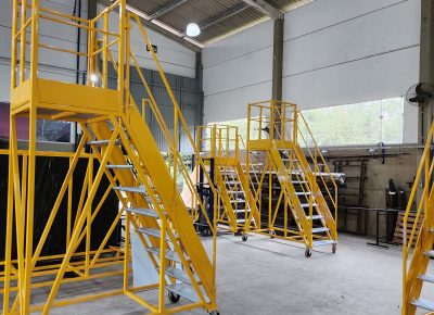 Escada Plataforma NR-12 MONTEEUSE Aço ou Alumínio - Atendimento total as NR-12 e NR-35, com acesso angulado, degraus galvanizados e antiderrapantes e Plataforma superior com guarda-corpos e rodapés. Acompanha ART de fabricação e é amplamente utilizada nas maiores indústrias do Brasil, com altíssima qualidade de fabricação, matéria-prima certificada e acabamento de superfície de alta qualidade - pintura eletrostática.