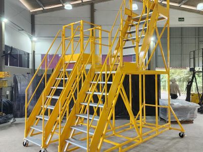 Escada Plataforma NR-12 MONTEEUSE Aço ou Alumínio - Atendimento total as NR-12 e NR-35, com acesso angulado, degraus galvanizados e antiderrapantes e Plataforma superior com guarda-corpos e rodapés. Acompanha ART de fabricação e é amplamente utilizada nas maiores indústrias do Brasil, com altíssima qualidade de fabricação, matéria-prima certificada e acabamento de superfície de alta qualidade - pintura eletrostática.