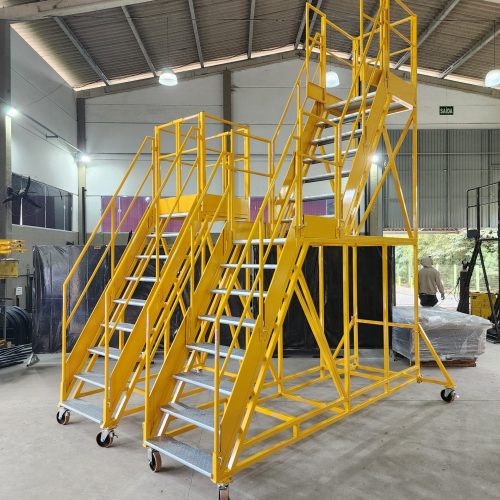 Escada Plataforma NR-12 MONTEEUSE Aço ou Alumínio - Atendimento total as NR-12 e NR-35, com acesso angulado, degraus galvanizados e antiderrapantes e Plataforma superior com guarda-corpos e rodapés. Acompanha ART de fabricação e é amplamente utilizada nas maiores indústrias do Brasil, com altíssima qualidade de fabricação, matéria-prima certificada e acabamento de superfície de alta qualidade - pintura eletrostática.