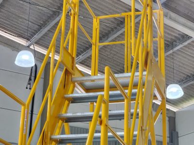 Escada Plataforma NR-12 MONTEEUSE Aço ou Alumínio - Atendimento total as NR-12 e NR-35, com acesso angulado, degraus galvanizados e antiderrapantes e Plataforma superior com guarda-corpos e rodapés. Acompanha ART de fabricação e é amplamente utilizada nas maiores indústrias do Brasil, com altíssima qualidade de fabricação, matéria-prima certificada e acabamento de superfície de alta qualidade - pintura eletrostática.
