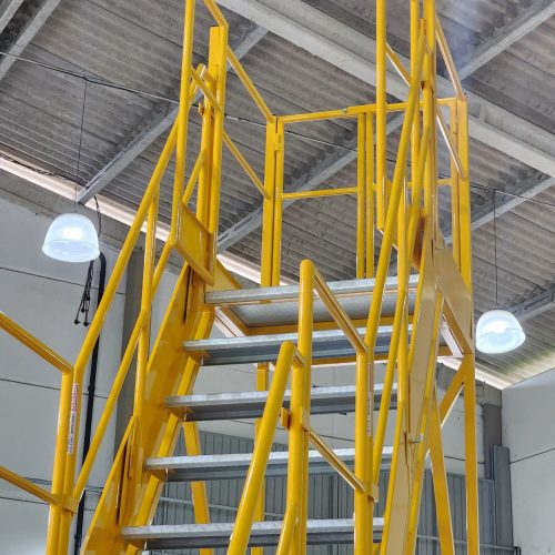Escada Plataforma NR-12 MONTEEUSE Aço ou Alumínio - Atendimento total as NR-12 e NR-35, com acesso angulado, degraus galvanizados e antiderrapantes e Plataforma superior com guarda-corpos e rodapés. Acompanha ART de fabricação e é amplamente utilizada nas maiores indústrias do Brasil, com altíssima qualidade de fabricação, matéria-prima certificada e acabamento de superfície de alta qualidade - pintura eletrostática.