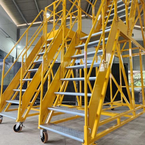Escada Plataforma NR-12 MONTEEUSE Aço ou Alumínio - Atendimento total as NR-12 e NR-35, com acesso angulado, degraus galvanizados e antiderrapantes e Plataforma superior com guarda-corpos e rodapés. Acompanha ART de fabricação e é amplamente utilizada nas maiores indústrias do Brasil, com altíssima qualidade de fabricação, matéria-prima certificada e acabamento de superfície de alta qualidade - pintura eletrostática.