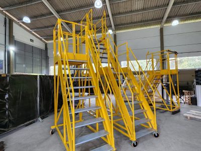 Escada Plataforma NR-12 MONTEEUSE Aço ou Alumínio - Atendimento total as NR-12 e NR-35, com acesso angulado, degraus galvanizados e antiderrapantes e Plataforma superior com guarda-corpos e rodapés. Acompanha ART de fabricação e é amplamente utilizada nas maiores indústrias do Brasil, com altíssima qualidade de fabricação, matéria-prima certificada e acabamento de superfície de alta qualidade - pintura eletrostática.