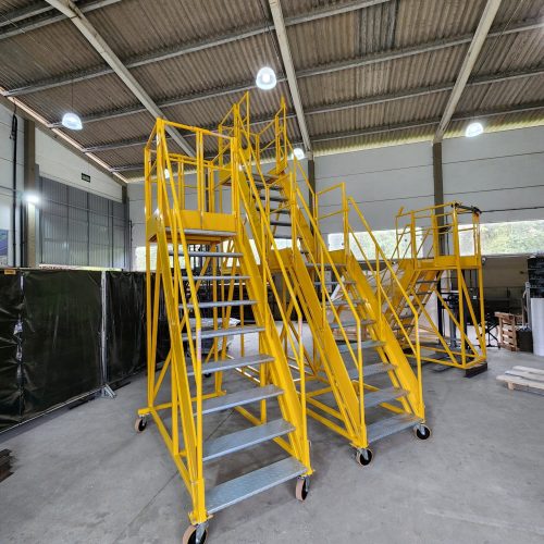 Escada Plataforma NR-12 MONTEEUSE Aço ou Alumínio - Atendimento total as NR-12 e NR-35, com acesso angulado, degraus galvanizados e antiderrapantes e Plataforma superior com guarda-corpos e rodapés. Acompanha ART de fabricação e é amplamente utilizada nas maiores indústrias do Brasil, com altíssima qualidade de fabricação, matéria-prima certificada e acabamento de superfície de alta qualidade - pintura eletrostática.