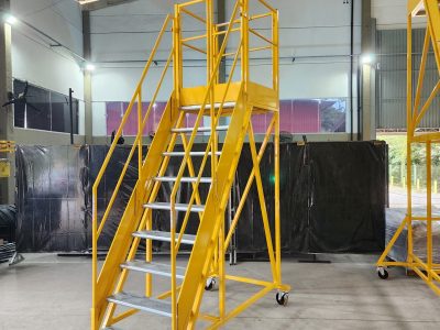 Escada Plataforma NR-12 MONTEEUSE Aço ou Alumínio - Atendimento total as NR-12 e NR-35, com acesso angulado, degraus galvanizados e antiderrapantes e Plataforma superior com guarda-corpos e rodapés. Acompanha ART de fabricação e é amplamente utilizada nas maiores indústrias do Brasil, com altíssima qualidade de fabricação, matéria-prima certificada e acabamento de superfície de alta qualidade - pintura eletrostática.
