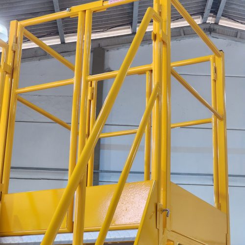 Escada Plataforma NR-12 MONTEEUSE Aço ou Alumínio - Atendimento total as NR-12 e NR-35, com acesso angulado, degraus galvanizados e antiderrapantes e Plataforma superior com guarda-corpos e rodapés. Acompanha ART de fabricação e é amplamente utilizada nas maiores indústrias do Brasil, com altíssima qualidade de fabricação, matéria-prima certificada e acabamento de superfície de alta qualidade - pintura eletrostática.