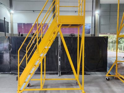 Escada Plataforma NR-12 MONTEEUSE Aço ou Alumínio - Atendimento total as NR-12 e NR-35, com acesso angulado, degraus galvanizados e antiderrapantes e Plataforma superior com guarda-corpos e rodapés. Acompanha ART de fabricação e é amplamente utilizada nas maiores indústrias do Brasil, com altíssima qualidade de fabricação, matéria-prima certificada e acabamento de superfície de alta qualidade - pintura eletrostática.