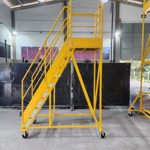 Escada Plataforma NR-12 MONTEEUSE Aço ou Alumínio - Atendimento total as NR-12 e NR-35, com acesso angulado, degraus galvanizados e antiderrapantes e Plataforma superior com guarda-corpos e rodapés. Acompanha ART de fabricação e é amplamente utilizada nas maiores indústrias do Brasil, com altíssima qualidade de fabricação, matéria-prima certificada e acabamento de superfície de alta qualidade - pintura eletrostática.