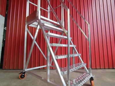 Escada Plataforma NR-12 MONTEEUSE Aço ou Alumínio - Atendimento total as NR-12 e NR-35, com acesso angulado, degraus galvanizados e antiderrapantes e Plataforma superior com guarda-corpos e rodapés. Acompanha ART de fabricação e é amplamente utilizada nas maiores indústrias do Brasil, com altíssima qualidade de fabricação, matéria-prima certificada e acabamento de superfície de alta qualidade - pintura eletrostática.