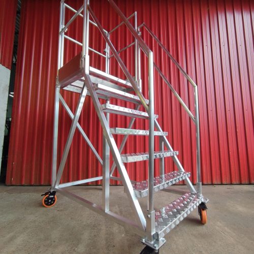 Escada Plataforma NR-12 MONTEEUSE Aço ou Alumínio - Atendimento total as NR-12 e NR-35, com acesso angulado, degraus galvanizados e antiderrapantes e Plataforma superior com guarda-corpos e rodapés. Acompanha ART de fabricação e é amplamente utilizada nas maiores indústrias do Brasil, com altíssima qualidade de fabricação, matéria-prima certificada e acabamento de superfície de alta qualidade - pintura eletrostática.