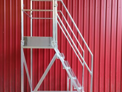 Escada Plataforma NR-12 MONTEEUSE Aço ou Alumínio - Atendimento total as NR-12 e NR-35, com acesso angulado, degraus galvanizados e antiderrapantes e Plataforma superior com guarda-corpos e rodapés. Acompanha ART de fabricação e é amplamente utilizada nas maiores indústrias do Brasil, com altíssima qualidade de fabricação, matéria-prima certificada e acabamento de superfície de alta qualidade - pintura eletrostática.
