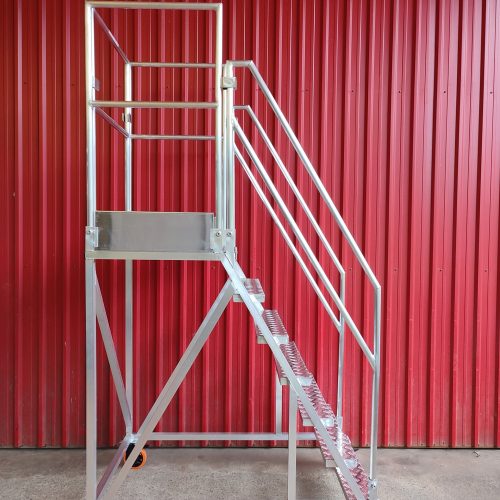 Escada Plataforma NR-12 MONTEEUSE Aço ou Alumínio - Atendimento total as NR-12 e NR-35, com acesso angulado, degraus galvanizados e antiderrapantes e Plataforma superior com guarda-corpos e rodapés. Acompanha ART de fabricação e é amplamente utilizada nas maiores indústrias do Brasil, com altíssima qualidade de fabricação, matéria-prima certificada e acabamento de superfície de alta qualidade - pintura eletrostática.