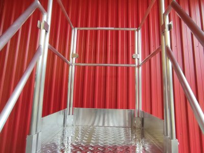 Escada Plataforma NR-12 MONTEEUSE Aço ou Alumínio - Atendimento total as NR-12 e NR-35, com acesso angulado, degraus galvanizados e antiderrapantes e Plataforma superior com guarda-corpos e rodapés. Acompanha ART de fabricação e é amplamente utilizada nas maiores indústrias do Brasil, com altíssima qualidade de fabricação, matéria-prima certificada e acabamento de superfície de alta qualidade - pintura eletrostática.