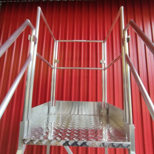 Escada Plataforma NR-12 MONTEEUSE Aço ou Alumínio - Atendimento total as NR-12 e NR-35, com acesso angulado, degraus galvanizados e antiderrapantes e Plataforma superior com guarda-corpos e rodapés. Acompanha ART de fabricação e é amplamente utilizada nas maiores indústrias do Brasil, com altíssima qualidade de fabricação, matéria-prima certificada e acabamento de superfície de alta qualidade - pintura eletrostática.
