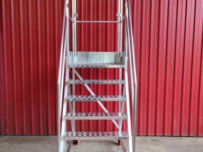 Escada Plataforma NR-12 MONTEEUSE Aço ou Alumínio - Atendimento total as NR-12 e NR-35, com acesso angulado, degraus galvanizados e antiderrapantes e Plataforma superior com guarda-corpos e rodapés. Acompanha ART de fabricação e é amplamente utilizada nas maiores indústrias do Brasil, com altíssima qualidade de fabricação, matéria-prima certificada e acabamento de superfície de alta qualidade - pintura eletrostática.