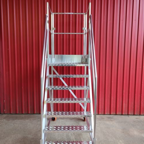 Escada Plataforma NR-12 MONTEEUSE Aço ou Alumínio - Atendimento total as NR-12 e NR-35, com acesso angulado, degraus galvanizados e antiderrapantes e Plataforma superior com guarda-corpos e rodapés. Acompanha ART de fabricação e é amplamente utilizada nas maiores indústrias do Brasil, com altíssima qualidade de fabricação, matéria-prima certificada e acabamento de superfície de alta qualidade - pintura eletrostática.