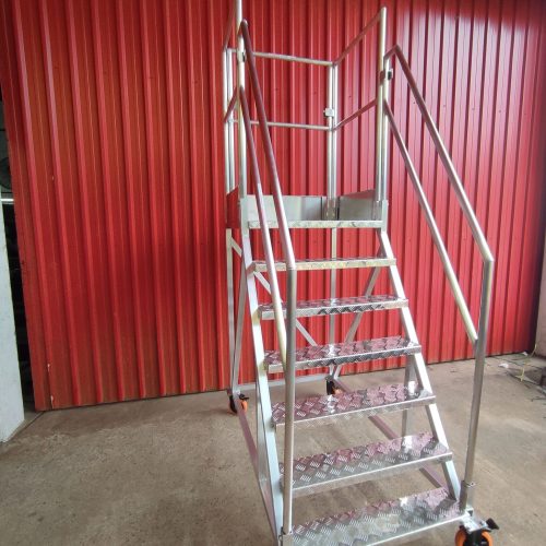Escada Plataforma NR-12 MONTEEUSE Aço ou Alumínio - Atendimento total as NR-12 e NR-35, com acesso angulado, degraus galvanizados e antiderrapantes e Plataforma superior com guarda-corpos e rodapés. Acompanha ART de fabricação e é amplamente utilizada nas maiores indústrias do Brasil, com altíssima qualidade de fabricação, matéria-prima certificada e acabamento de superfície de alta qualidade - pintura eletrostática.