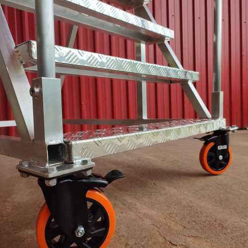 Escada Plataforma NR-12 MONTEEUSE Aço ou Alumínio - Atendimento total as NR-12 e NR-35, com acesso angulado, degraus galvanizados e antiderrapantes e Plataforma superior com guarda-corpos e rodapés. Acompanha ART de fabricação e é amplamente utilizada nas maiores indústrias do Brasil, com altíssima qualidade de fabricação, matéria-prima certificada e acabamento de superfície de alta qualidade - pintura eletrostática.