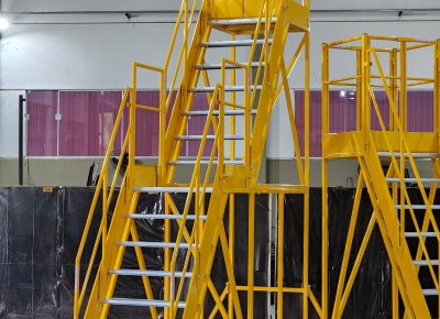 Escada Plataforma NR-12 MONTEEUSE Aço ou Alumínio - Atendimento total as NR-12 e NR-35, com acesso angulado, degraus galvanizados e antiderrapantes e Plataforma superior com guarda-corpos e rodapés. Acompanha ART de fabricação e é amplamente utilizada nas maiores indústrias do Brasil, com altíssima qualidade de fabricação, matéria-prima certificada e acabamento de superfície de alta qualidade - pintura eletrostática.