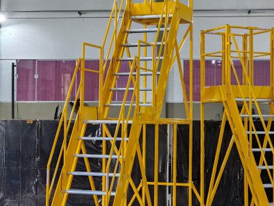 Escada Plataforma NR-12 MONTEEUSE Aço ou Alumínio - Atendimento total as NR-12 e NR-35, com acesso angulado, degraus galvanizados e antiderrapantes e Plataforma superior com guarda-corpos e rodapés. Acompanha ART de fabricação e é amplamente utilizada nas maiores indústrias do Brasil, com altíssima qualidade de fabricação, matéria-prima certificada e acabamento de superfície de alta qualidade - pintura eletrostática.