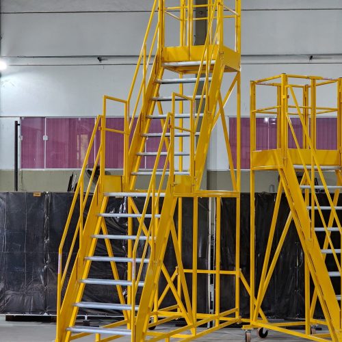 Escada Plataforma NR-12 MONTEEUSE Aço ou Alumínio - Atendimento total as NR-12 e NR-35, com acesso angulado, degraus galvanizados e antiderrapantes e Plataforma superior com guarda-corpos e rodapés. Acompanha ART de fabricação e é amplamente utilizada nas maiores indústrias do Brasil, com altíssima qualidade de fabricação, matéria-prima certificada e acabamento de superfície de alta qualidade - pintura eletrostática.