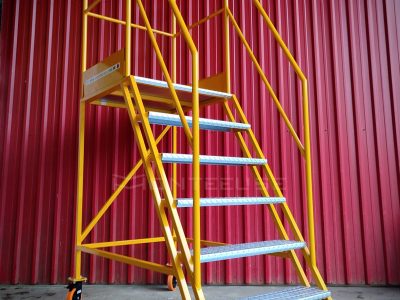 Escada Plataforma NR-12 MONTEEUSE Aço ou Alumínio - Atendimento total as NR-12 e NR-35, com acesso angulado, degraus galvanizados e antiderrapantes e Plataforma superior com guarda-corpos e rodapés. Acompanha ART de fabricação e é amplamente utilizada nas maiores indústrias do Brasil, com altíssima qualidade de fabricação, matéria-prima certificada e acabamento de superfície de alta qualidade - pintura eletrostática.