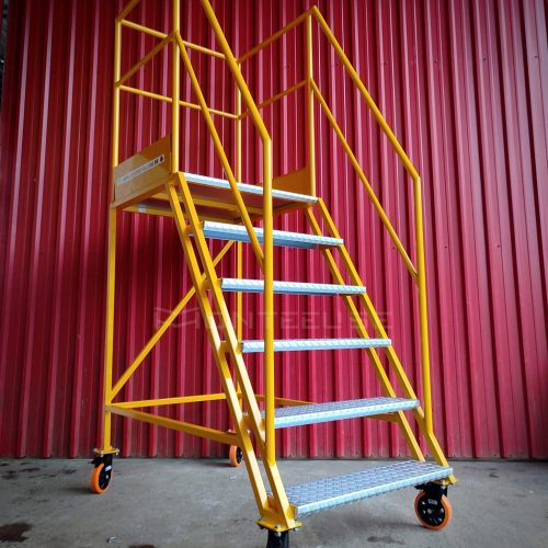 Escada Plataforma NR-12 MONTEEUSE Aço ou Alumínio - Atendimento total as NR-12 e NR-35, com acesso angulado, degraus galvanizados e antiderrapantes e Plataforma superior com guarda-corpos e rodapés. Acompanha ART de fabricação e é amplamente utilizada nas maiores indústrias do Brasil, com altíssima qualidade de fabricação, matéria-prima certificada e acabamento de superfície de alta qualidade - pintura eletrostática.