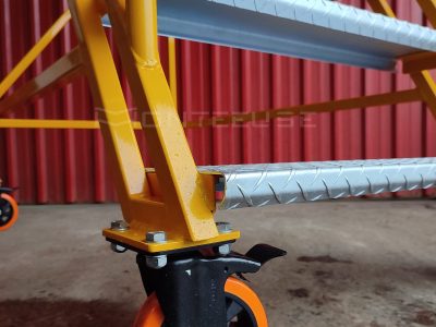 Escada Plataforma NR-12 MONTEEUSE Aço ou Alumínio - Atendimento total as NR-12 e NR-35, com acesso angulado, degraus galvanizados e antiderrapantes e Plataforma superior com guarda-corpos e rodapés. Acompanha ART de fabricação e é amplamente utilizada nas maiores indústrias do Brasil, com altíssima qualidade de fabricação, matéria-prima certificada e acabamento de superfície de alta qualidade - pintura eletrostática.