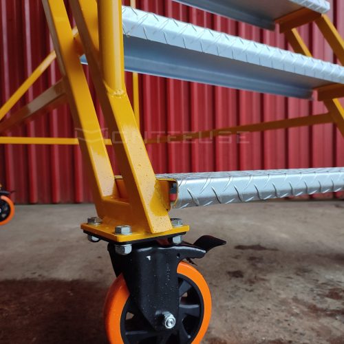 Escada Plataforma NR-12 MONTEEUSE Aço ou Alumínio - Atendimento total as NR-12 e NR-35, com acesso angulado, degraus galvanizados e antiderrapantes e Plataforma superior com guarda-corpos e rodapés. Acompanha ART de fabricação e é amplamente utilizada nas maiores indústrias do Brasil, com altíssima qualidade de fabricação, matéria-prima certificada e acabamento de superfície de alta qualidade - pintura eletrostática.