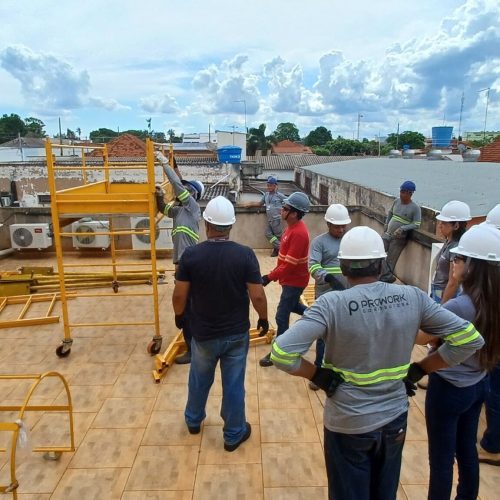 Andaime Plataforma Original MONTEEUSE PI0702779-6 Produto patenteado - Segurança em altura para manutenção industrial ou construção civil, garantindo acesso seguro pela escada incorporada, Guarda-corpos e Rodapés conforme NR-18, conjunto de piso antiderrapante e forração completa, com alçapão de acesso seguro. Pode ser apoiado com sapatas ajustáveis ou rodízios para movimentação segura da estrutura. Totalmente normatizado, com ART de fabricação recolhida junto ao CREA, Memorial de cálculo, Manual de montagem, Checklist de montagem, Projeto de montagem e Treinamento tipo seminário online com certificados nominais a cada participante. Destaque nas maiores indústrias do Brasil, tendo como clientes a VALE, CSN, Usiminas, Petrobrás, GERDAU, CEMIG, Raízen, JBS SEARA, Marfrig, Usaçucar, Bunge, ADM do Brasil, Syngenta, SENAI, Cofco, Hydro Alunorte, entre outros.