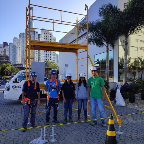 Andaime Plataforma Original MONTEEUSE PI0702779-6 Produto patenteado - Segurança em altura para manutenção industrial ou construção civil, garantindo acesso seguro pela escada incorporada, Guarda-corpos e Rodapés conforme NR-18, conjunto de piso antiderrapante e forração completa, com alçapão de acesso seguro. Pode ser apoiado com sapatas ajustáveis ou rodízios para movimentação segura da estrutura. Totalmente normatizado, com ART de fabricação recolhida junto ao CREA, Memorial de cálculo, Manual de montagem, Checklist de montagem, Projeto de montagem e Treinamento tipo seminário online com certificados nominais a cada participante. Destaque nas maiores indústrias do Brasil, tendo como clientes a VALE, CSN, Usiminas, Petrobrás, GERDAU, CEMIG, Raízen, JBS SEARA, Marfrig, Usaçucar, Bunge, ADM do Brasil, Syngenta, SENAI, Cofco, Hydro Alunorte, entre outros.
