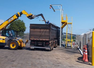 Plataforma Linha de Vida Móvel Monteeuse - Segurança em Altura nas atividades de Manutenção, Inspeção de cargas e Enlonamento de veículos e caminhões, com atendimento total a NR35, permitindo a Ancoragem do Cinto de segurança no Trava-quedas. Trabalho seguro, estrutura móvel com Rodízios robustos e de qualidade.
