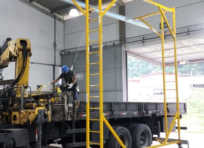 Linha de Vida Móvel tipo C Monteeuse - Segurança em Altura nas atividades de Manutenção, Inspeção de cargas e Enlonamento de veículos e caminhões, com atendimento total a NR35, permitindo a Ancoragem do Cinto de segurança no Trava-quedas. Trabalho seguro, estrutura móvel com Rodízios robustos e de qualidade.