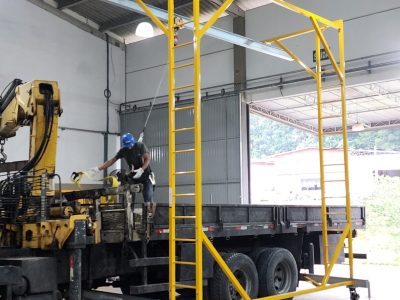 Linha de Vida Móvel tipo C Monteeuse - Segurança em Altura nas atividades de Manutenção, Inspeção de cargas e Enlonamento de veículos e caminhões, com atendimento total a NR35, permitindo a Ancoragem do Cinto de segurança no Trava-quedas. Trabalho seguro, estrutura móvel com Rodízios robustos e de qualidade.