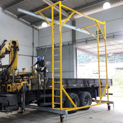 Linha de Vida Móvel tipo C Monteeuse - Segurança em Altura nas atividades de Manutenção, Inspeção de cargas e Enlonamento de veículos e caminhões, com atendimento total a NR35, permitindo a Ancoragem do Cinto de segurança no Trava-quedas. Trabalho seguro, estrutura móvel com Rodízios robustos e de qualidade.