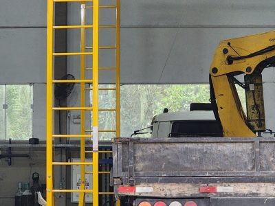 Linha de Vida Móvel tipo C Monteeuse - Segurança em Altura nas atividades de Manutenção, Inspeção de cargas e Enlonamento de veículos e caminhões, com atendimento total a NR35, permitindo a Ancoragem do Cinto de segurança no Trava-quedas. Trabalho seguro, estrutura móvel com Rodízios robustos e de qualidade.