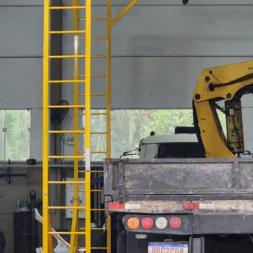Linha de Vida Móvel tipo C Monteeuse - Segurança em Altura nas atividades de Manutenção, Inspeção de cargas e Enlonamento de veículos e caminhões, com atendimento total a NR35, permitindo a Ancoragem do Cinto de segurança no Trava-quedas. Trabalho seguro, estrutura móvel com Rodízios robustos e de qualidade.
