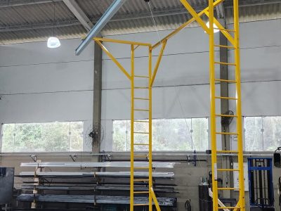 Linha de Vida Móvel tipo C Monteeuse - Segurança em Altura nas atividades de Manutenção, Inspeção de cargas e Enlonamento de veículos e caminhões, com atendimento total a NR35, permitindo a Ancoragem do Cinto de segurança no Trava-quedas. Trabalho seguro, estrutura móvel com Rodízios robustos e de qualidade.