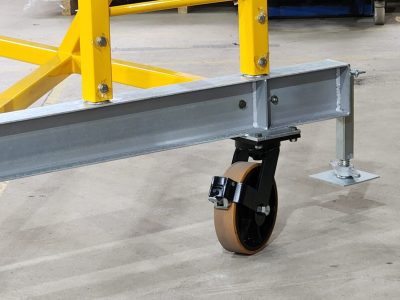 Linha de Vida Móvel tipo C Monteeuse - Segurança em Altura nas atividades de Manutenção, Inspeção de cargas e Enlonamento de veículos e caminhões, com atendimento total a NR35, permitindo a Ancoragem do Cinto de segurança no Trava-quedas. Trabalho seguro, estrutura móvel com Rodízios robustos e de qualidade.